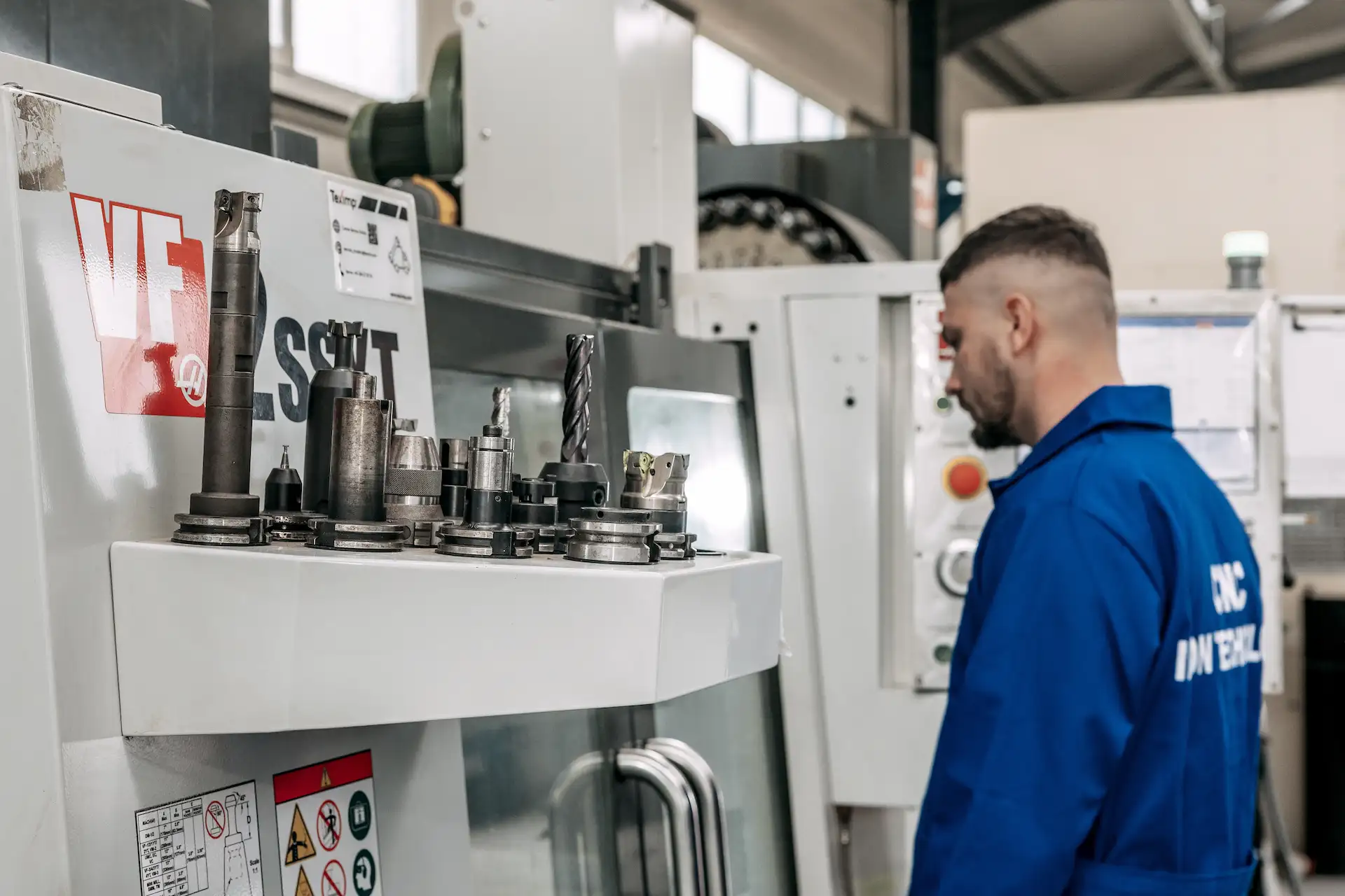 Operator CNC în timpul lucrului – execuție de precizie