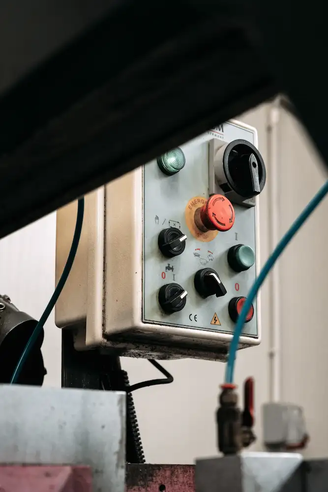 Panou de comandă CNC – control digital